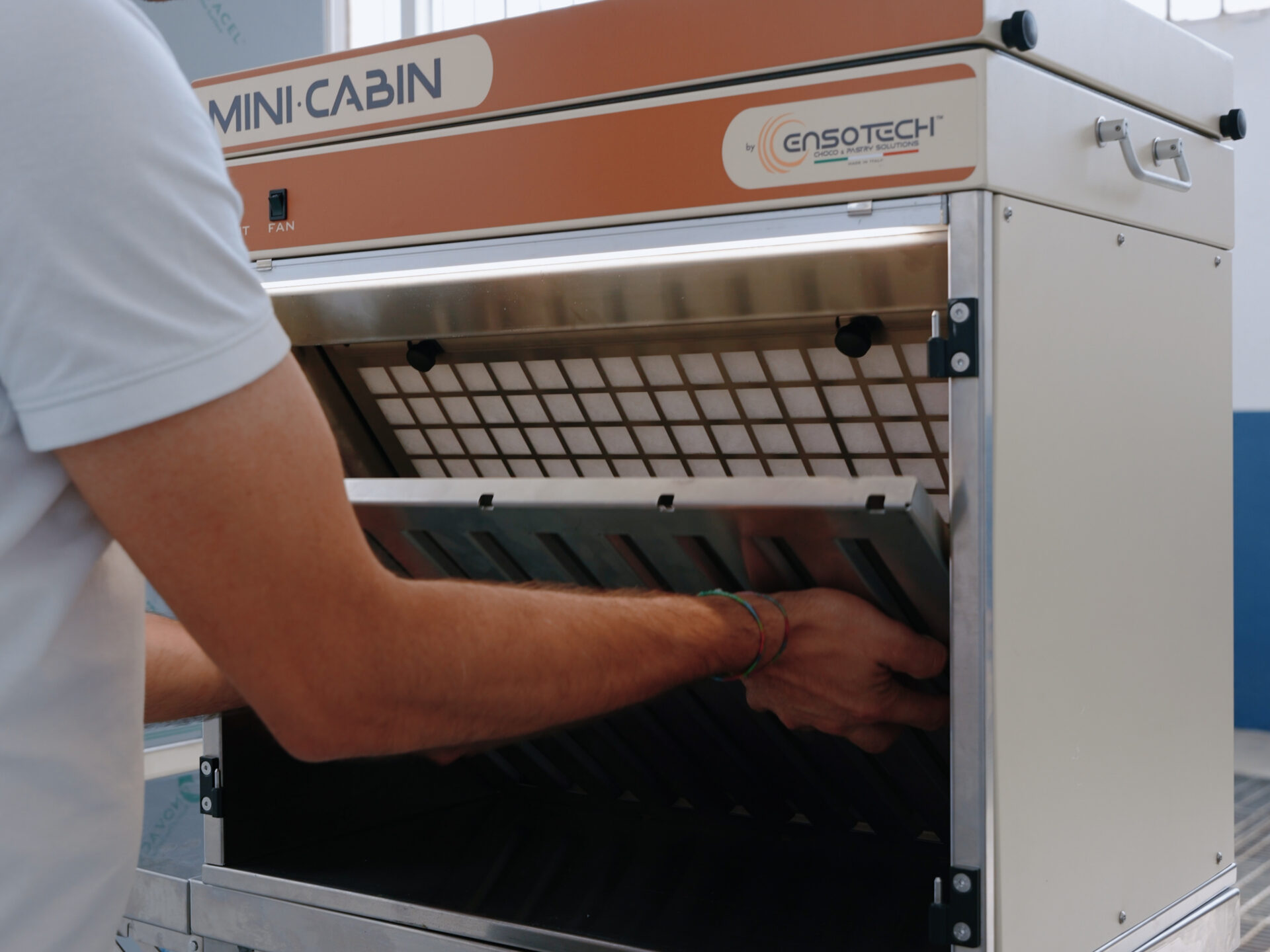 Manutenzione Mini Cabin Ensotech: sostituzione del filtro in acciaio inox nella cabina di aspirazione per pasticceria e cioccolato.