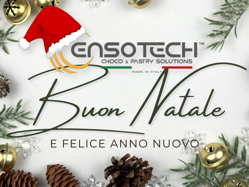 Logo Ensotech con auguri di Buon Natale e Felice Anno Nuovo su sfondo natalizio con pigne e decorazioni dorate.